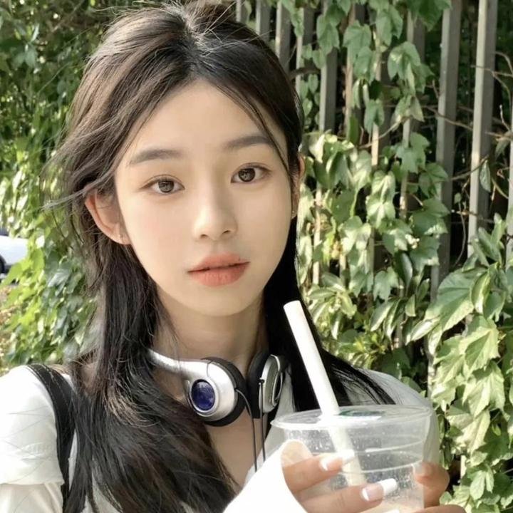 某天后之女又出大瓜：出道颜值引争议，学校展开调查，深夜